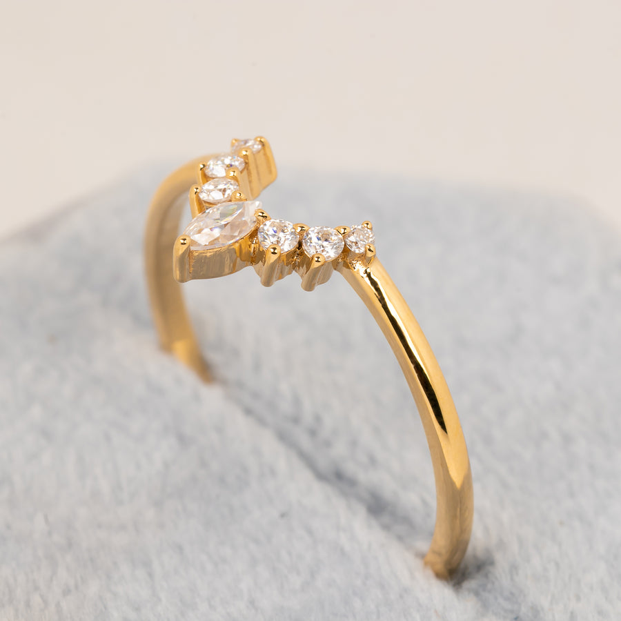Curvy Lady Diamond Ring