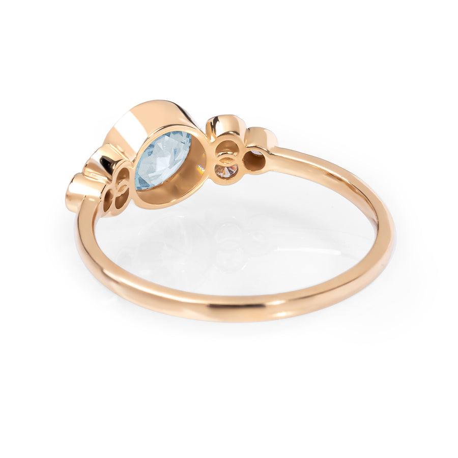 Gleamy Aquamarine and Diamond Ring