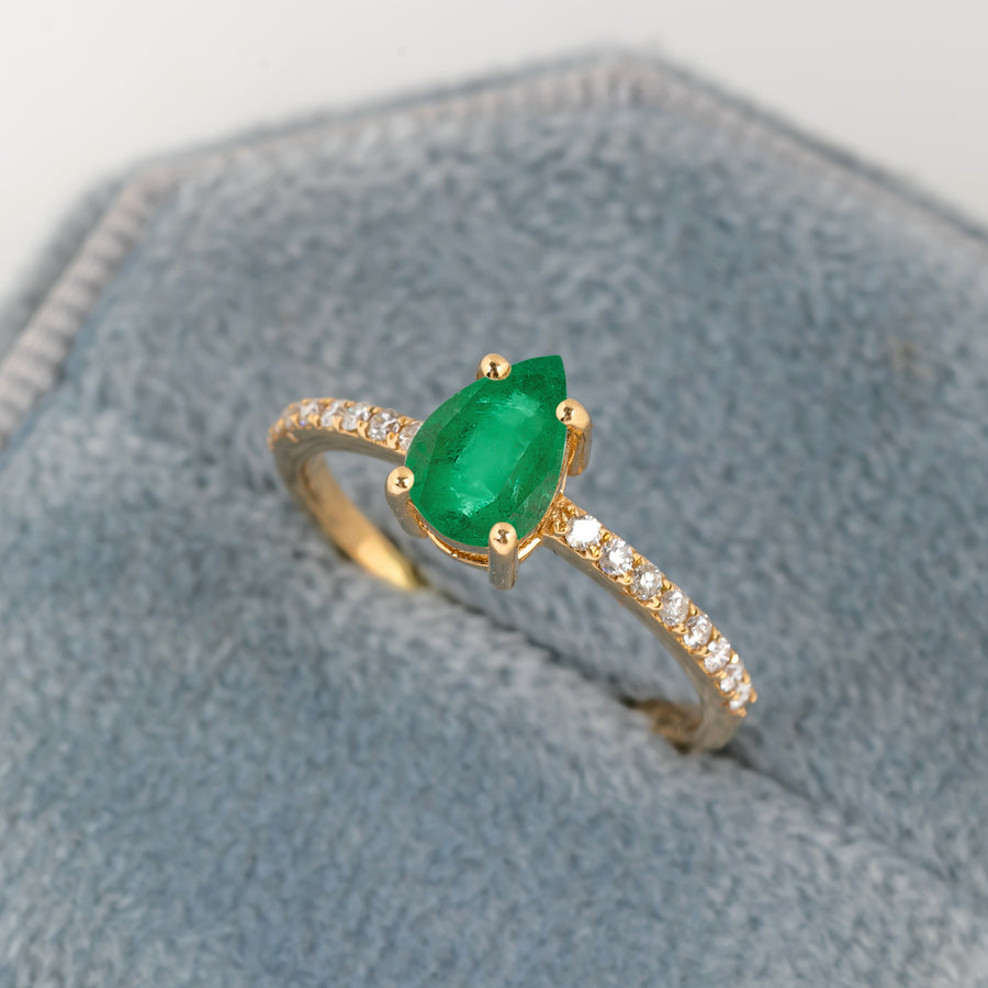Diva Ring with Emerald