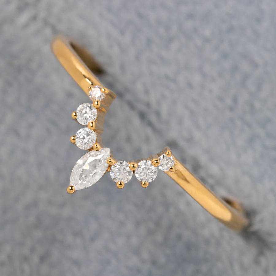 Curvy Lady Diamond Ring