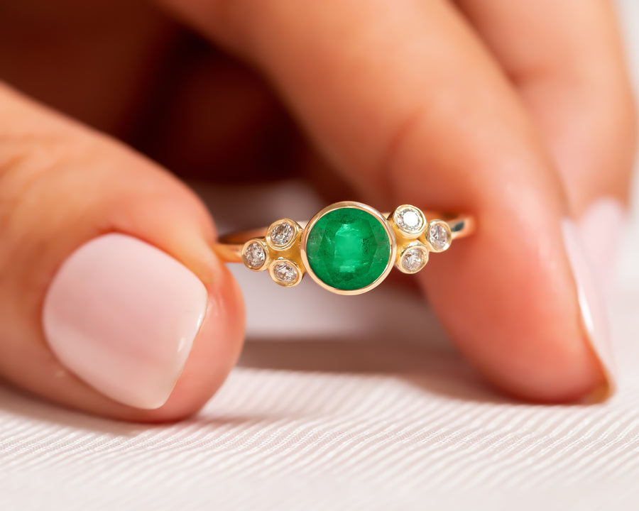 Gleamy Emerald and Diamond Ring
