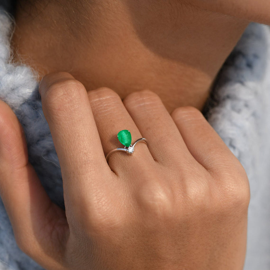 Dazzling Star Emerald Ring